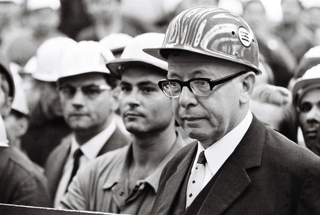 Gustav Heinemann mit Schutzhelm unter Arbeitern